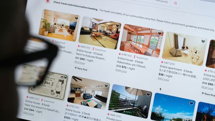 Le site internet d'Airbnb, le 20 avril 2021. (YURIKO NAKAO / GETTY IMAGES EUROPE)