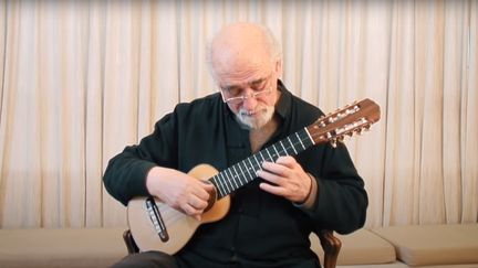 Jorge Milchberg au charango&nbsp;lors d'un concert à Paris en 2006 (LES INCAS / COMPTE YOUTUBE)