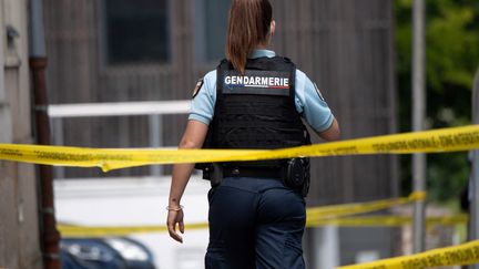 Une gendarme sur le site où un suspect a été vu après l'attaque au couteau d'une policière municipale, le 28 mai 2021, à La Chapelle-sur-Erdre, près de Nantes. (LOIC VENANCE / AFP)