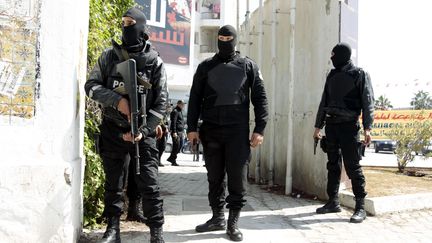 Les policiers antiterroristes tunisiens devant le Parlement, le 18 mars 2015, lors de l'attaque du mus&eacute;e du&nbsp;Bardo de Tunis (ZOUBEIR SOUISSI  / REUTERS)