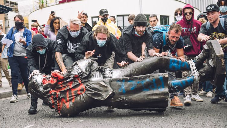 Déboulonnage de statues liées à l'esclavage : "On relit l'histoire dans l'espace public avec une passion militante", estime un historien