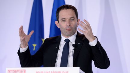 Benoît Hamon donne une conférence de presse à Auneau-Bleury-Saint-Symphorien (Eure-et-Loir), le 24 mars 2017. (GUILLAUME SOUVANT / AFP)