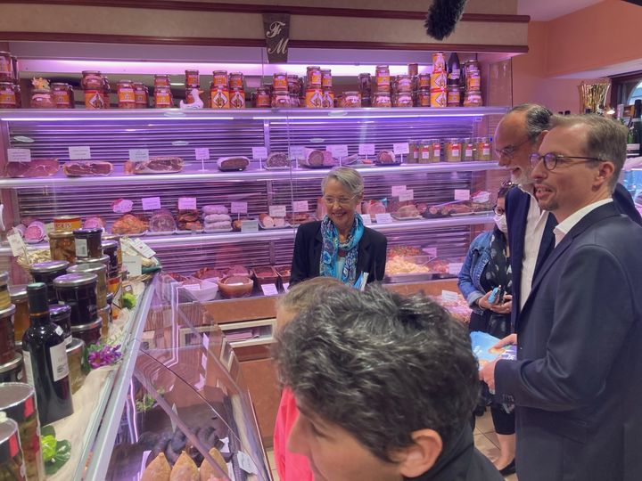 La première ministre, Élisabeth Borne, mène la campagne dans la 6ème circonscription du Calvados, comme ici, dans une boutique de Vire. (VICTORIA KOUSSA / RADIO FRANCE)