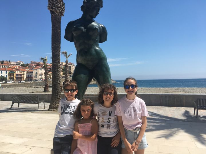 Jules, Maÿline, Marilou et Manon devant la statue, L'action enchaînée, d'Aristide Maillol, à Banyuls-sur-Mer. (INGRID POHU / RADIO FRANCE)