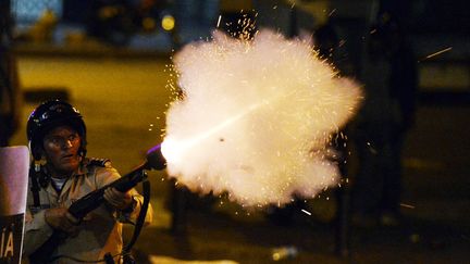 Un membre de la garde nationale riposte lors d'une manifestation anti-gouvernementale &agrave; Caracas (Venezuela), le 31 mars 2014. (JUAN BARRETO / AFP)