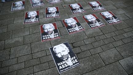 Des affiches montrant Julian Assange bâillonné par un drapeau américain devant un tribunal londonien à Westminster, le 14 juin 2019. (HANNAH MCKAY / X03696)