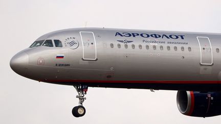 Un avion de la compagnie russe Aeroflot, près de l'aéroport de Barcelone (Espagne), le 25 février 2022. L'Espagne a annoncé samedi qu'elle fermait son espace aérien aux avions russes.&nbsp; (JOAN VALLS / NURPHOTO)