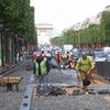 Des travaux d'amménagement d'une piste cyclable le long des Champs-Elysées, à Paris, le 28 mai 2019. (MAXPPP)