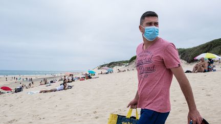 Un promeneur masqué dans les Landes, le 21 juillet 2021. (VALENTINO BELLONI / HANS LUCAS / AFP)