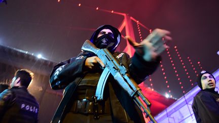 Un policier turc à Istanbul, le 1er janvier 2017 (YASIN AKGUL / AFP)