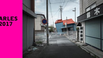 Carlos Ayesta &amp; Guillaume Bression - Comment montrer ce qui ne se voit pas ? Ce qui ne se sent pas ? Dans cette série, la fiction révèle le réel et non l’inverse. Les villes, les campagnes et les forêts sont divisées entre les zones possiblement contaminées et celles qui ne le sont pas. Cette photographie a été prise dans la ville évacuée de Namie, à une dizaine de kilomètres de la centrale. Gravement atteinte par le tremblement de terre, la ville est aujourd’hui coupée en deux selon les niveaux de radioactivité. Série Mauvais rêves ?, avril 2013, Namie - Avec l’aimable autorisation des artistes et de la galerie 247.
 (Carlos Ayesta - Guillaume Bression I www.fukushima-nogozone.com)