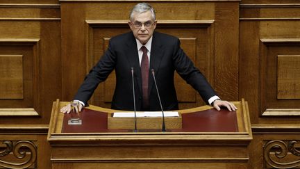 Le Premier ministre grec Lucas Papademos s'adresse aux parlementaires avant le vote du projet de budget, &agrave; Ath&egrave;nes (Gr&egrave;ce), le 6 d&eacute;cembre 2011. (YIORGOS KARAHALIS / REUTERS)