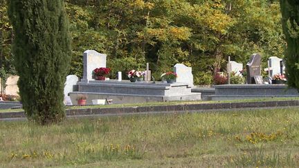 À Coulounieix-Chamiers, une prairie mortuaire a été ouverte à l'enterrement des dépouilles.&nbsp; (FRANCEINFO)