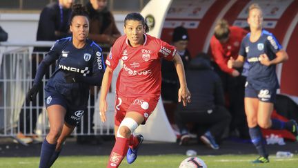 Inès&nbsp;Jaurena, joueuse du Paris FC (à gauche) en plein match face à Dijon, le 11 novembre 2018. (NICOLAS GOISQUE / MAXPPP)