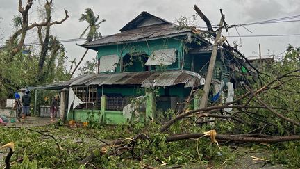 Des arbres abattus par les vents près d'une maison de Kyauktaw, en Birmanie, le 14 mai 2023, après le passage du cyclone Mocha. (SAI AUNG MAIN / AFP)