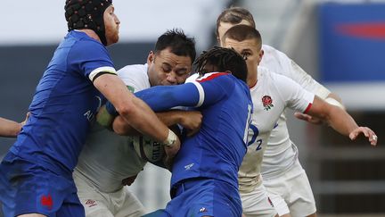 L'Anglais Billy Vunipola pris dans l'étau français représenté par Jonathan Danty et Kevin Geraci (ADRIAN DENNIS / AFP)