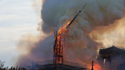 La flèche de Notre-Dame de Paris incendiée le 15 avril 2019. (SOLAL/SIPA)