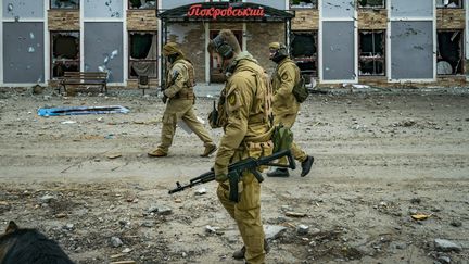 Des soldats ukrainiens patrouillent sur la ligne de front de Mykolaiv,&nbsp;en&nbsp;Ukraine, le 20 avril 2022.&nbsp; (CELESTINO ARCE / NURPHOTO / AFP)