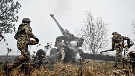 Des artilleurs dans la région de Zaporijia, au sud-est de l'Ukraine, le 16 décembre 2022. (DMYTRO SMOLIYENKO / NURPHOTO / AFP)