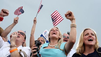 J-30 #TEAMROMNEY Des supporters r&eacute;publicain de&nbsp;Mitt Romney encouragent leur candidat lors d'un meeting &agrave; Port St. Lucie (Floride), le 7 octobre 2012. (JUSTIN SULLIVAN / GETTY IMAGES / AFP)