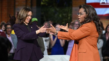 La candidate démocrate Kamala Harris et l'animatrice star Oprah Winfrey, le 19 septembre 2024 à Farmington Hills (Michigan). (SAUL LOEB / AFP)