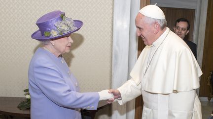 Elizabeth II au Vatican, aux côtés du pape François, le 3 avril 2021. "En 2021, c'est la première fois qu'elle qu'elle n'y va pas en noir. Et ça dit quelque chose de la reine et de léglise. Les souverianes catholiques ont le privilèges du blanc, les autres s'habillent en noir. En 2015, la reine se rend à Rome et s'habille en lilas. Ca montre l'évolution de la considération des femmes dans l'église catholique.&nbsp; (WPA POOL / GETTY IMAGES EUROPE)