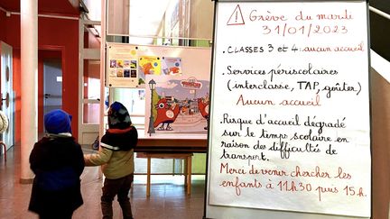 Dans une école maternelle à Paris, le 30 janvier 2023. (DELPHINE GOLDSZTEJN / MAXPPP)