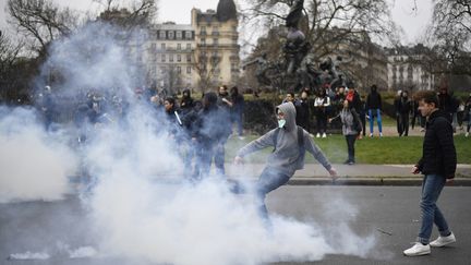 Des manifestants sur la place de la Nation, à Paris, lors d'une manifestation "Vengeance pour Théo", à&nbsp;Paris, le 23 février 2017. (LIONEL BONAVENTURE / AFP)