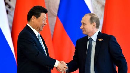 Les présidents chinois Xi et russe Poutine lors d'une cérémonie à Moscou, le 8 mai 2015. (KIRILL KUDRYAVTSEV / AFP)