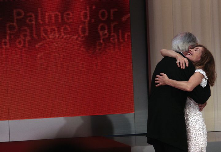 L'étreinte entre Michael Haneke, lauréat de la palme d'or en 2009, et&nbsp;Isabelle Huppert, la présidente du jury cannois. (FRANCOIS GUILLOT / AFP)