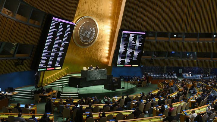 L'Assemblée générale de l'ONU vote en grande majorité une résolution demandant un "cessez-le-feu immédiat" dans la bande de Gaza, le 12 décembre 2023. (ANGELA WEISS / AFP)