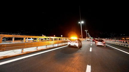 Des voitures roulent sur le nouveau pont San Giorgio de Gênes (Italie), le 4 août 2020. (ANDREAS SOLARO / AFP)