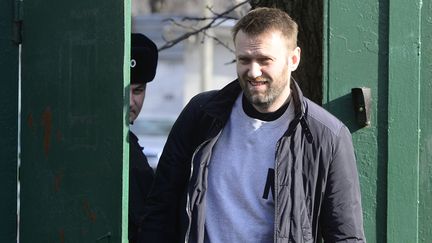 L'opposant russe&nbsp;Alexe&iuml; Navalny quitte une prison &agrave; Moscou (Russie), le 6 mars 2015. (SEFA KARACAN / ANADOLU AGENCY / AFP)