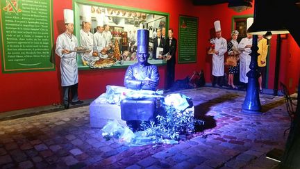 Hommage à Paul Bocuse à Collonges-au-Mont d'Or (Rhône), sa ville natale. (BENJAMIN ILLY / RADIO FRANCE)