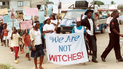 Manifestation d'enfants menacés de mort&nbsp;pour sorcellerie, par des prédicateurs. La scène se passe dans le sud du Nigeria, à Eket, en 2009. (AFP)