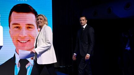 Marine Le Pen (à gauche), chef du parti d'extrême droite français Rassemblement National (RN), suivie du président du parti Jordan Bardella, le 9 juin 2024 après l'annonce de la dissolution de l'Assemblée nationale. (JULIEN DE ROSA / AFP)