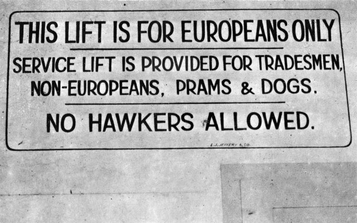 Panneau installé dans l'Afrique du Sud de l'apartheid, dans les années 1950. On peut y lire: "Cet ascenseur est réservé aux Européens (autrement dit: aux Blancs, NDLR). Un monte-charge est prévu pour les commerçants, les non-Européens (autrement dit: les Noirs, NDLR), les landaus et les chiens. Les colporteurs sont interdits". (AFP)