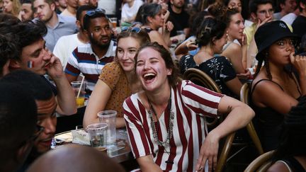 Des personnes regardent le match de l'Euro 2021 France-Allemagne à Paris le 15 juin 2021. (QUENTIN DE GROEVE / HANS LUCAS / AFP)