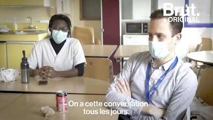 Brut était avec eux lors de leur pause déjeuner et a pu filmer leur conversation dans un hôpital d'Île-de-France.