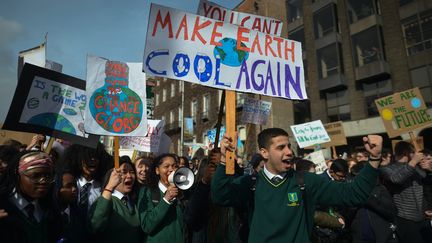 Des élèves irlandais manifestent pour une meilleure lutte contre le réchauffement climatique, dans le cadre de la grève mondiale des jeunes pour le climat, le 15 mars 2019&nbsp;à Dublin (Irlande).&nbsp; (ARTUR WIDAK / NURPHOTO / AFP)