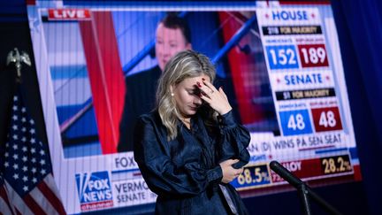 Une membre de l'équipe du sénateur républicain Kevin McCarthy, lors du décompte des voix des élections de mi-mandat à Washington (Etats-Unis), le 8 novembre 2022. (BRENDAN SMIALOWSKI / AFP)