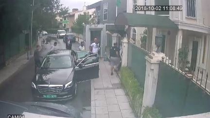 Capture d'écran montrant l'arrivée du journaliste Jamal Khashoggi&nbsp;au consulat d'Arabie saoudite à Istanbul (Turquie), le 2 octobre 2018. (ISTANBUL POLICE DEPARTMENT / HAN / ANADOLU AGENCY)