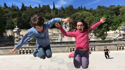 Paul et Mathilde dans le Jardin des Fontaines, à Nîmes. (INGRID POHU / RADIO FRANCE)