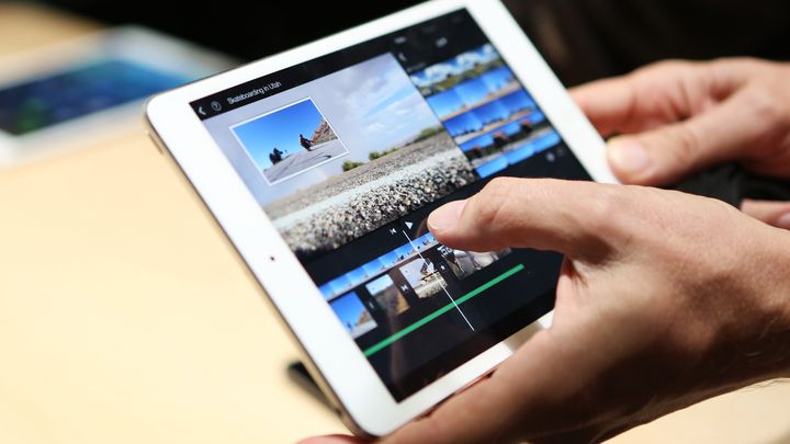 Un journaliste manipule le nouvel iPad mini Retina, le 22 octobre 2013 &agrave; San Francisco (Californie, Etats-Unis). (ROBERT GALBRAITH / REUTERS)