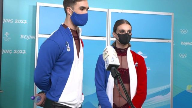 Pour leur entrée dans la compétition sur ces Jeux olympiques de Pékin 2022, Gabriella Papadakis et Guillaume Cizeron ont réalisé une performance notée à 90,83 points - dépassant leur record du monde - en danse rythmique. De quoi leur donner la première place et les rendre heureux de leur danse.