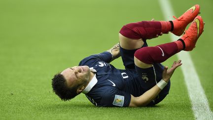 Le joueur des Bleus Mathieu Valbuena, au sol, lors du match France-Honduras, le 15 juin 2014, &agrave; Porto Alegre. (FRANCK FIFE / AFP)