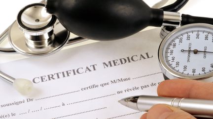 Un formulaire de certificat médical (photo d'illustration). (RICHARD VILLALON / MAXPPP)