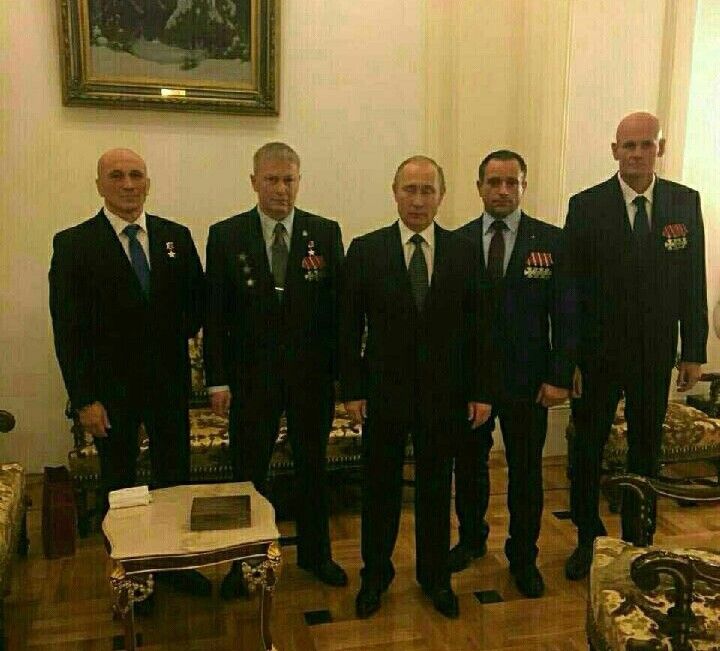 De gauche à droite : Andrey Bogatov, Andrei Troshev, Vladimir Poutine, Aleksandr Kuznetsov et Dmitry Utkin (les 4 commandants de Wagner), Kremlin 2016. (CAPTURE D'ÉCRAN VK)