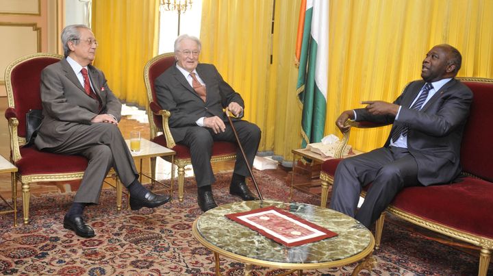 Jacques Verg&egrave;s, Roland Dumas et Laurent Gbagbo dans le palais pr&eacute;sidentiel d'Abidjan (C&ocirc;te d'Ivoire), le 30 d&eacute;cembre 2010. (SIA KAMBOU / AFP)