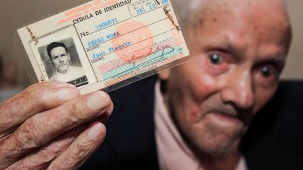 Juan Vicente Pérez brandit sa carte d'identité, le 15 juin 2020. (MAXPPP)